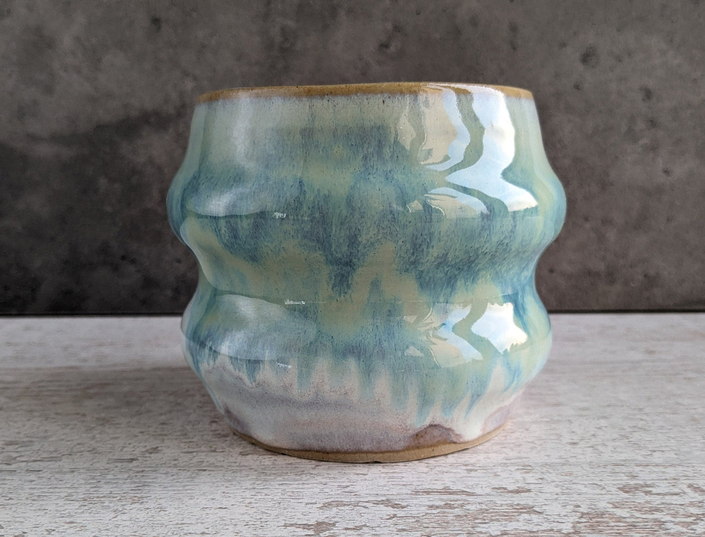 Unieke handgemaakte Keramieken Vaasje voor klein bosje bloemen Turquoise/wit