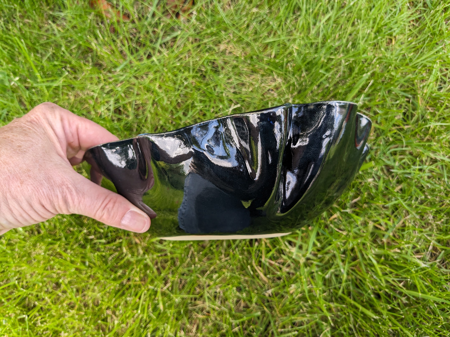Donkerblauwe schaal met lichtblauwe accenten