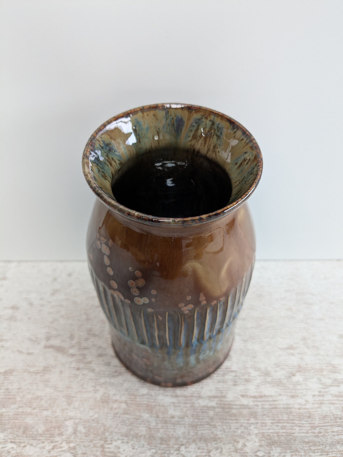 Koperlook vaas keramiek met blauwe accenten