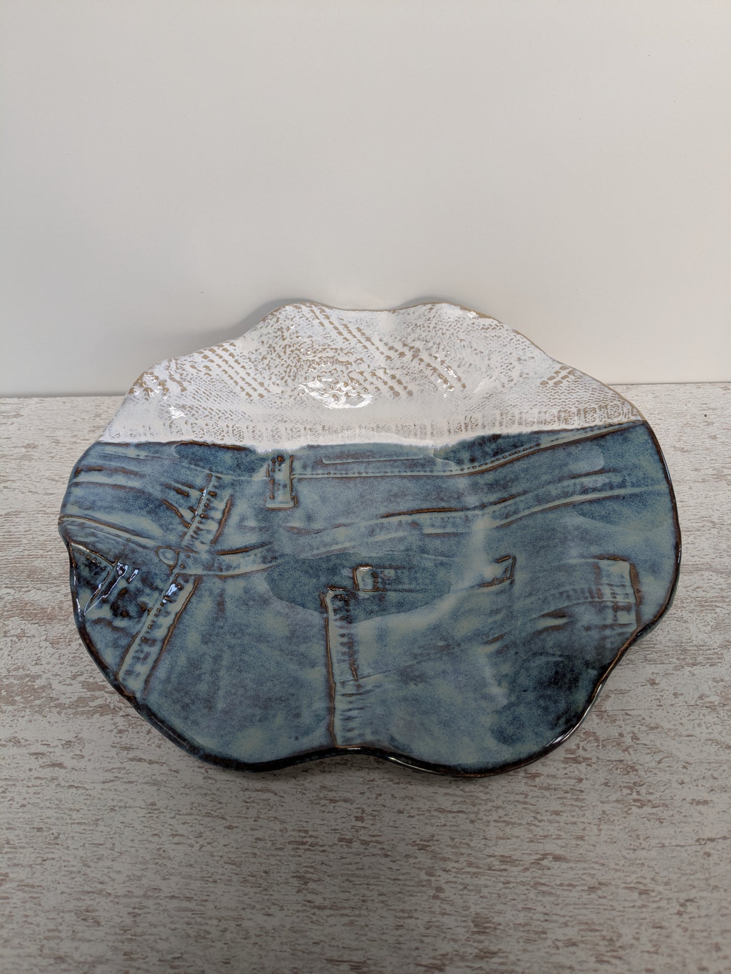 Denim-look schaal met wit 'truitje'