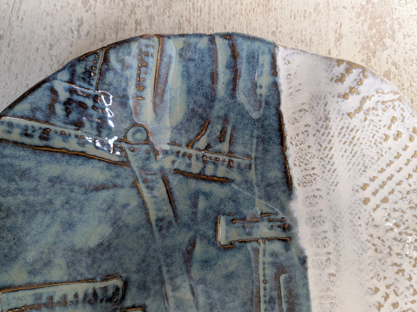 Denim-look schaal met wit 'truitje'