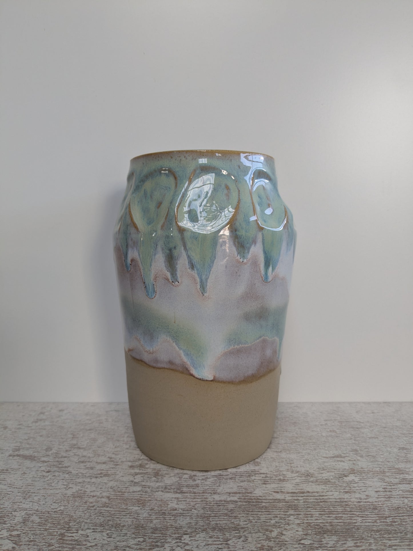 Vaas met witte en lichtblauw/groene accenten