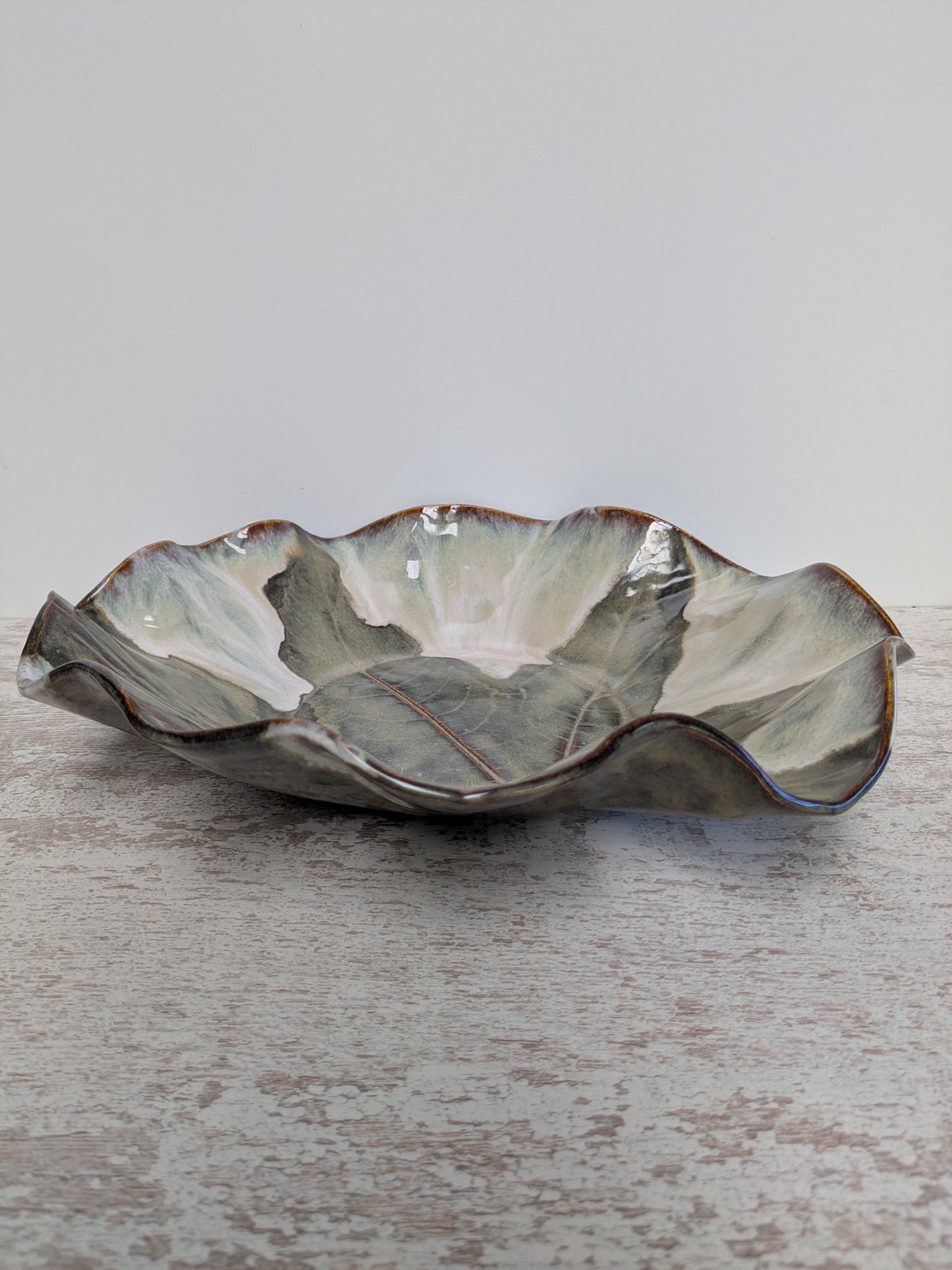 Bladschaal groen/beige met lichte accenten rondom