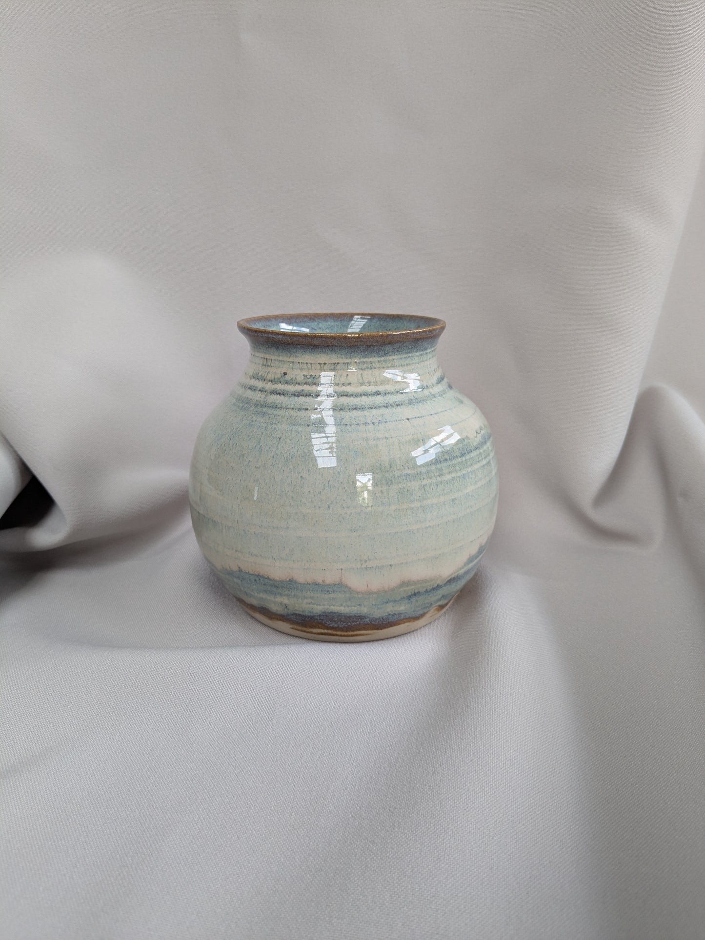 Kleine vaas met lichtbeige/blauwe kleur
