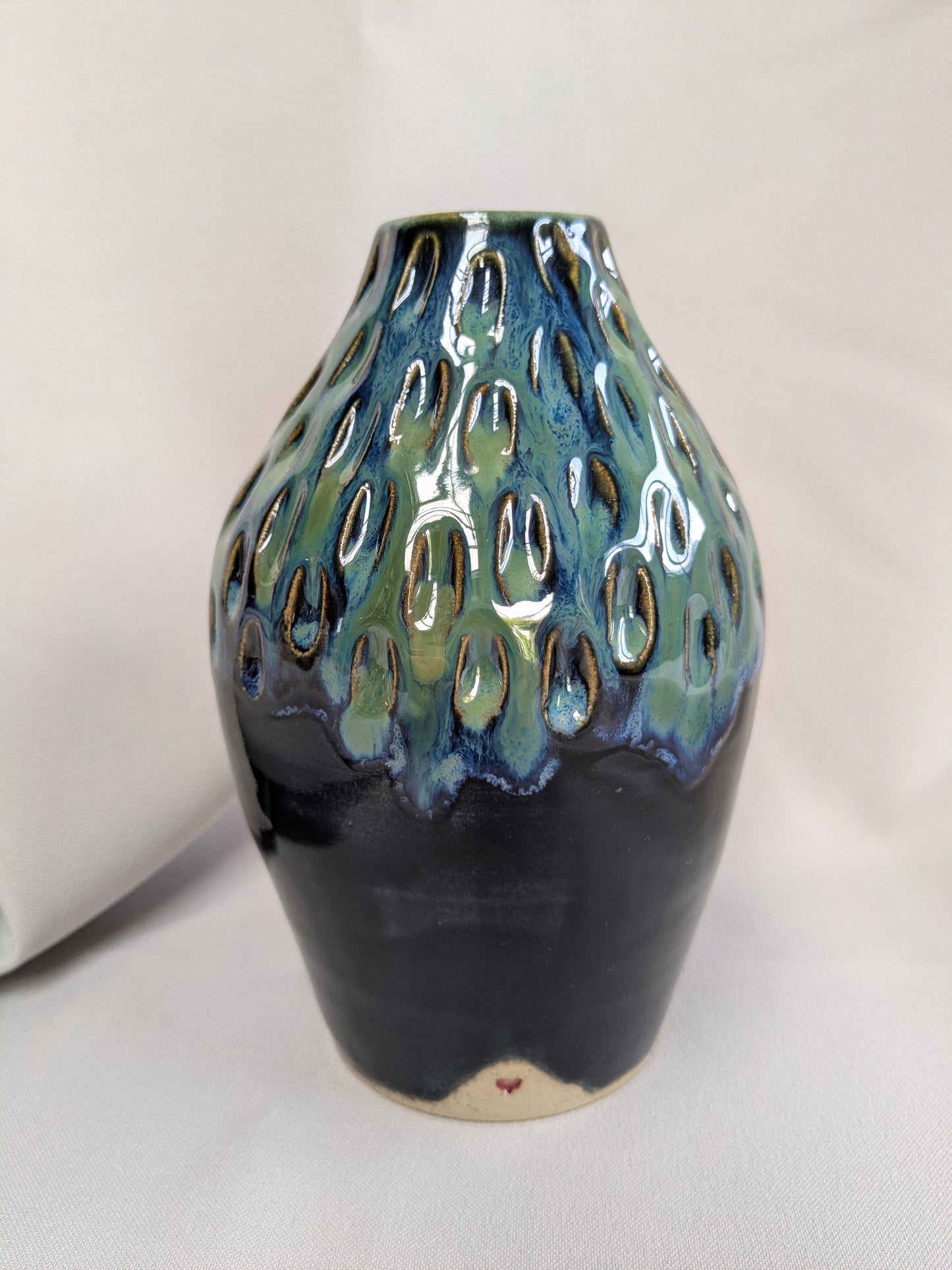 Smalle donkerblauw/groene vaas met reliëf