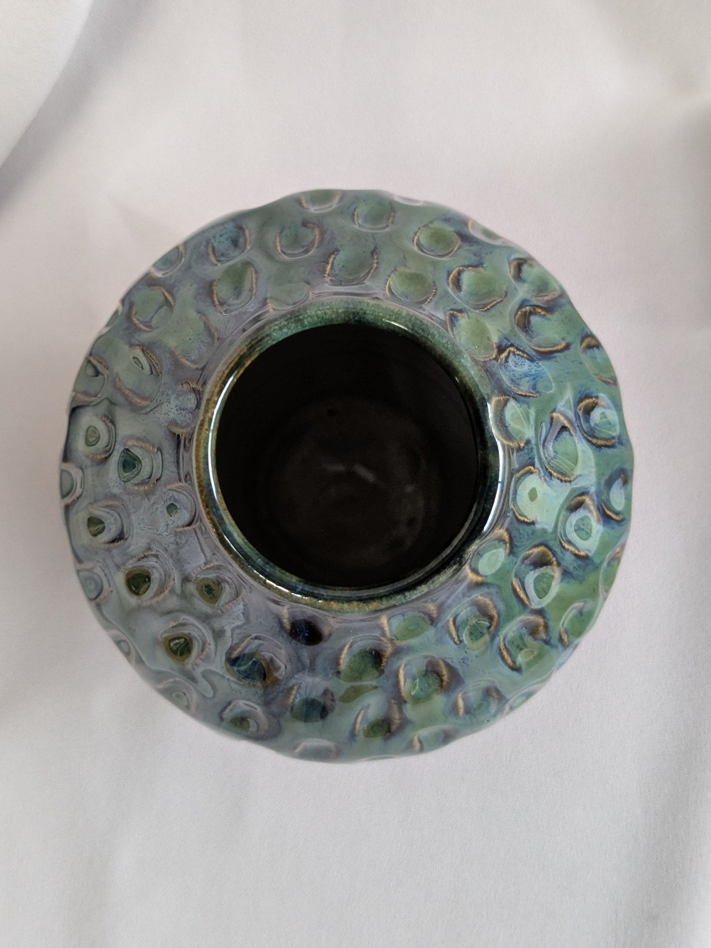 Smalle donkerblauw/groene vaas met reliëf
