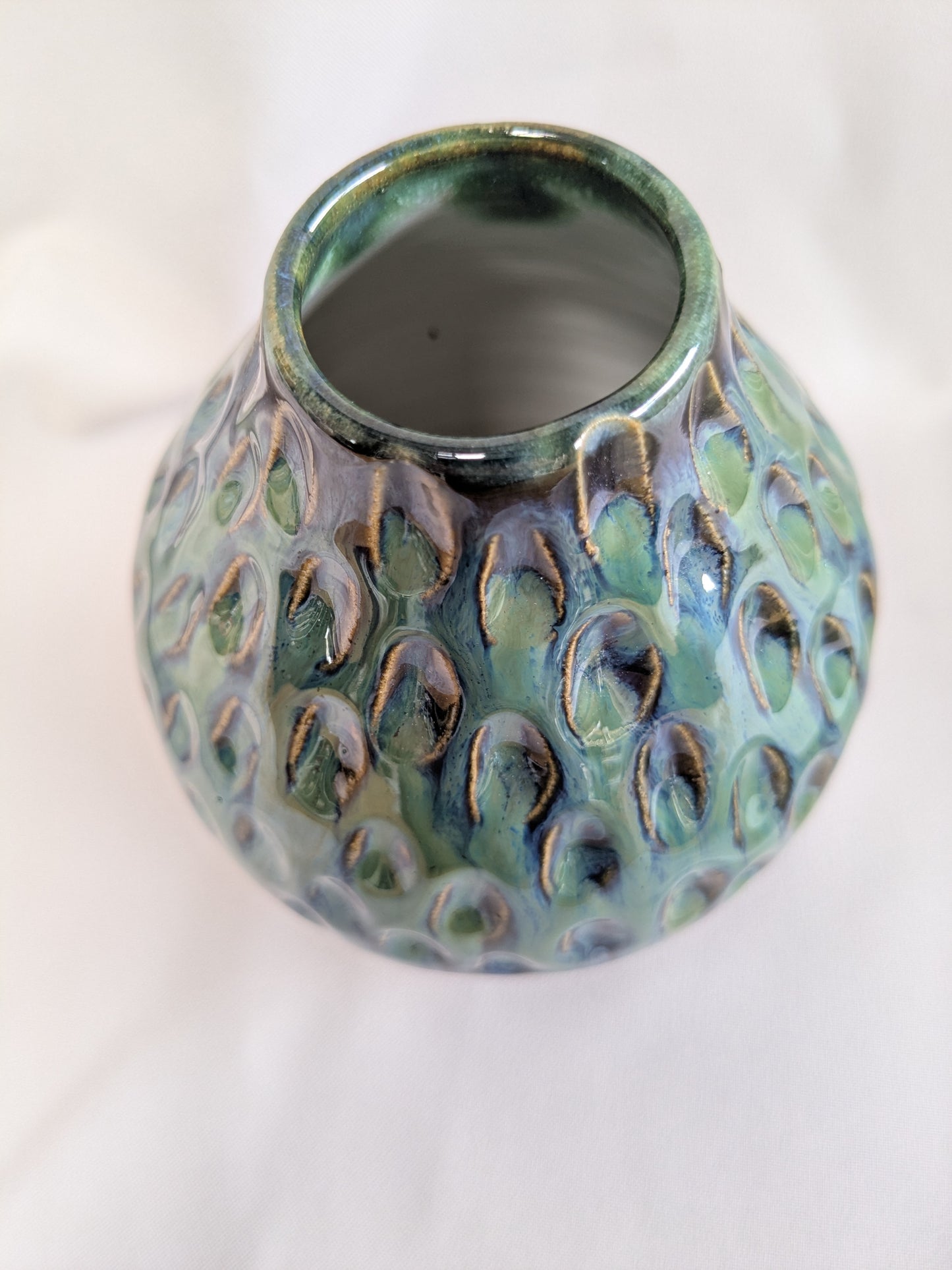 Smalle donkerblauw/groene vaas met reliëf