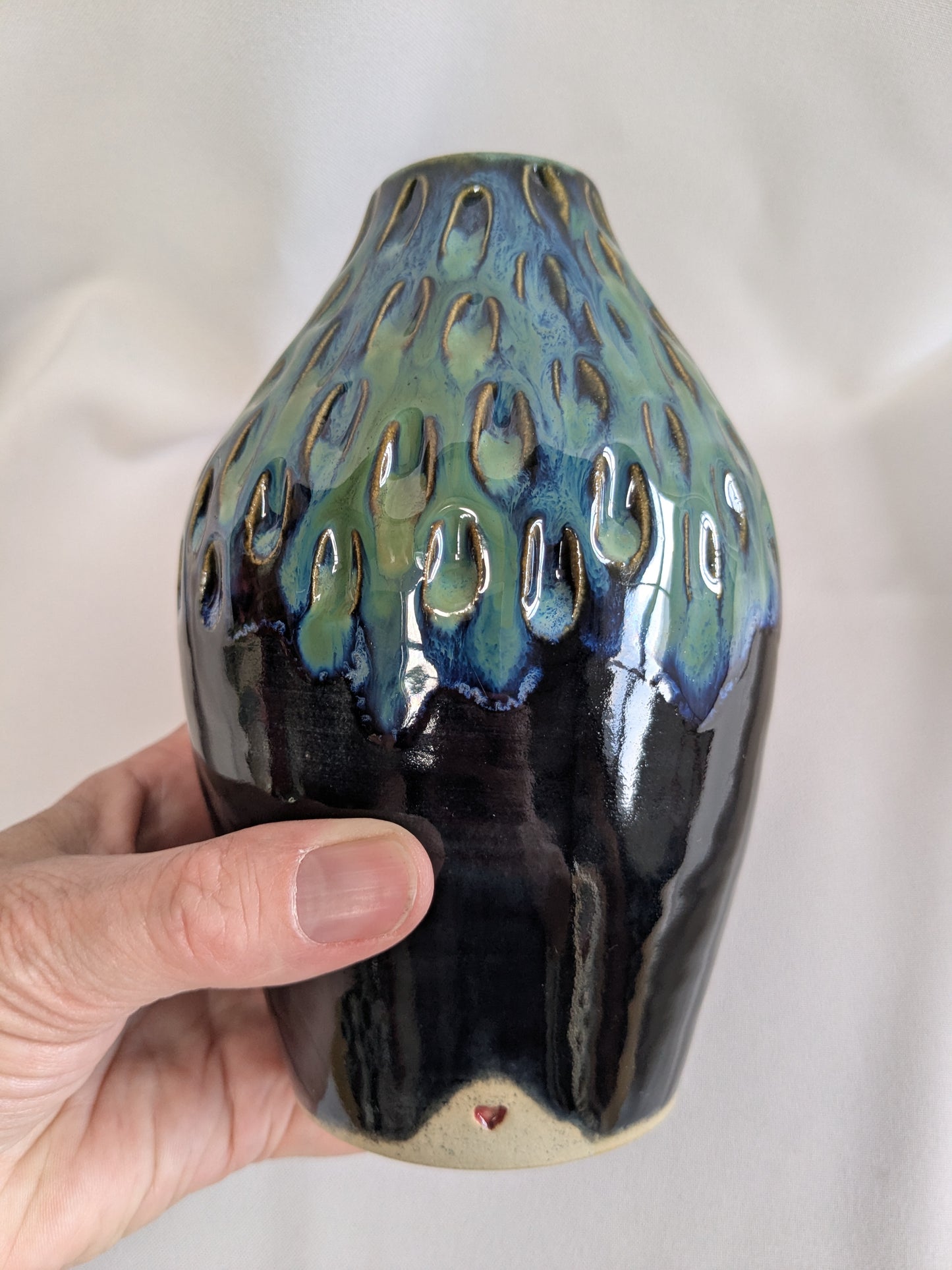 Smalle donkerblauw/groene vaas met reliëf