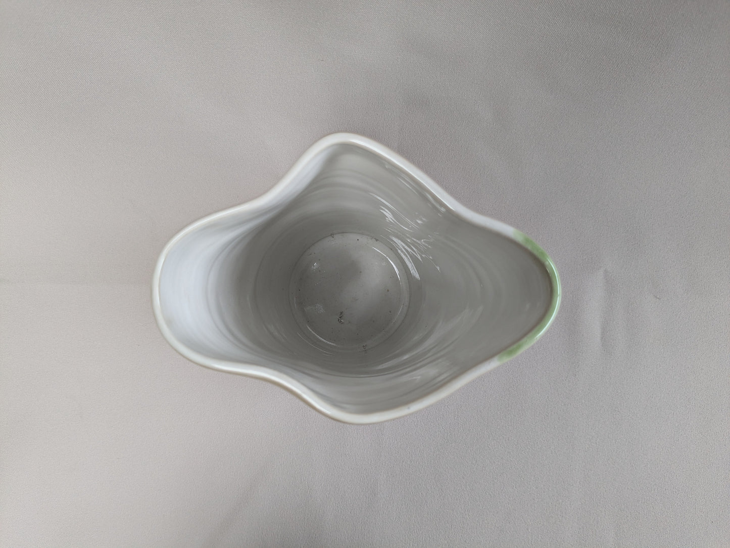 Vaas met groene decoratie en zwarte lijnen