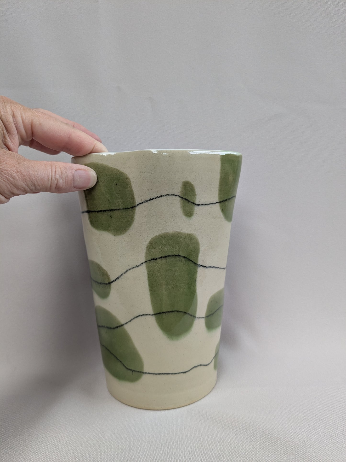 Vaas met groene decoratie en zwarte lijnen