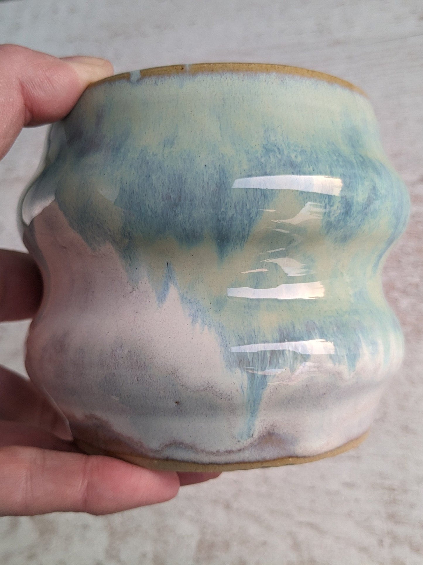 Unieke handgemaakte Keramieken Vaasje voor klein bosje bloemen Turquoise/wit