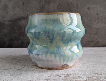 Unieke handgemaakte Keramieken Vaasje voor klein bosje bloemen Turquoise/wit