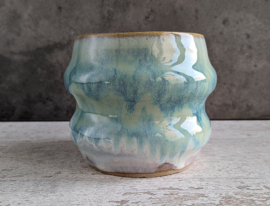 Unieke handgemaakte Keramieken Vaasje voor klein bosje bloemen Turquoise/wit