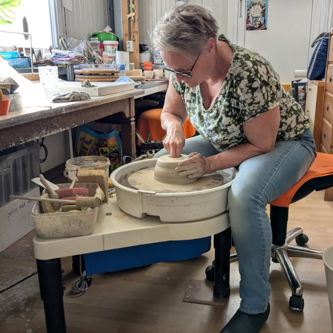 ester in haar keramiek atelier