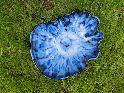 Donkerblauwe schaal met lichtblauwe accenten