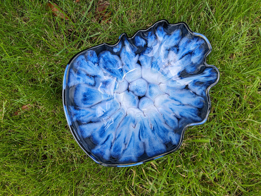 Donkerblauwe schaal met lichtblauwe accenten