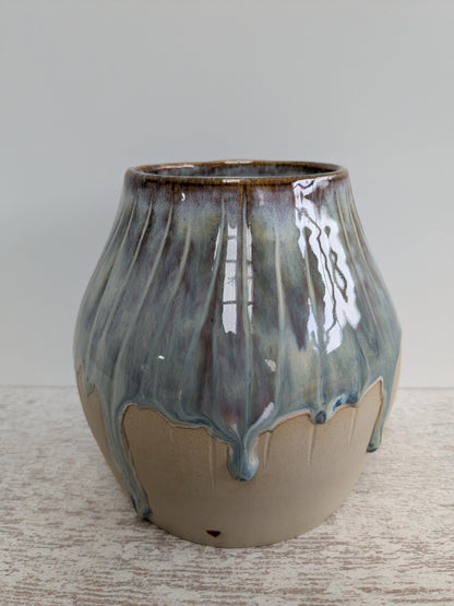 Lichtgroene vaas met 'drips' (Charmant Imperfect)