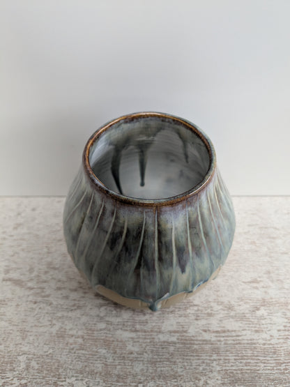 Lichtgroene vaas met 'drips' (Charmant Imperfect)