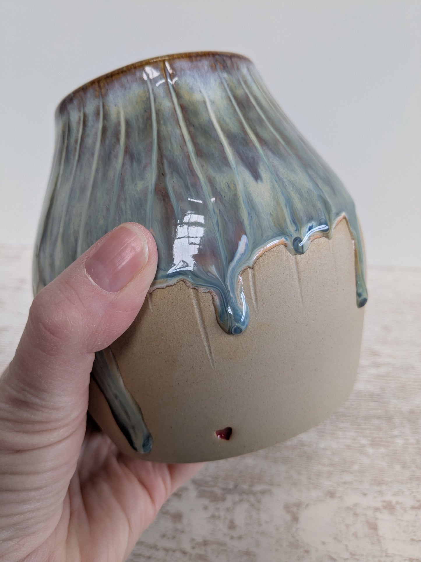 Lichtgroene vaas met 'drips' (Charmant Imperfect)