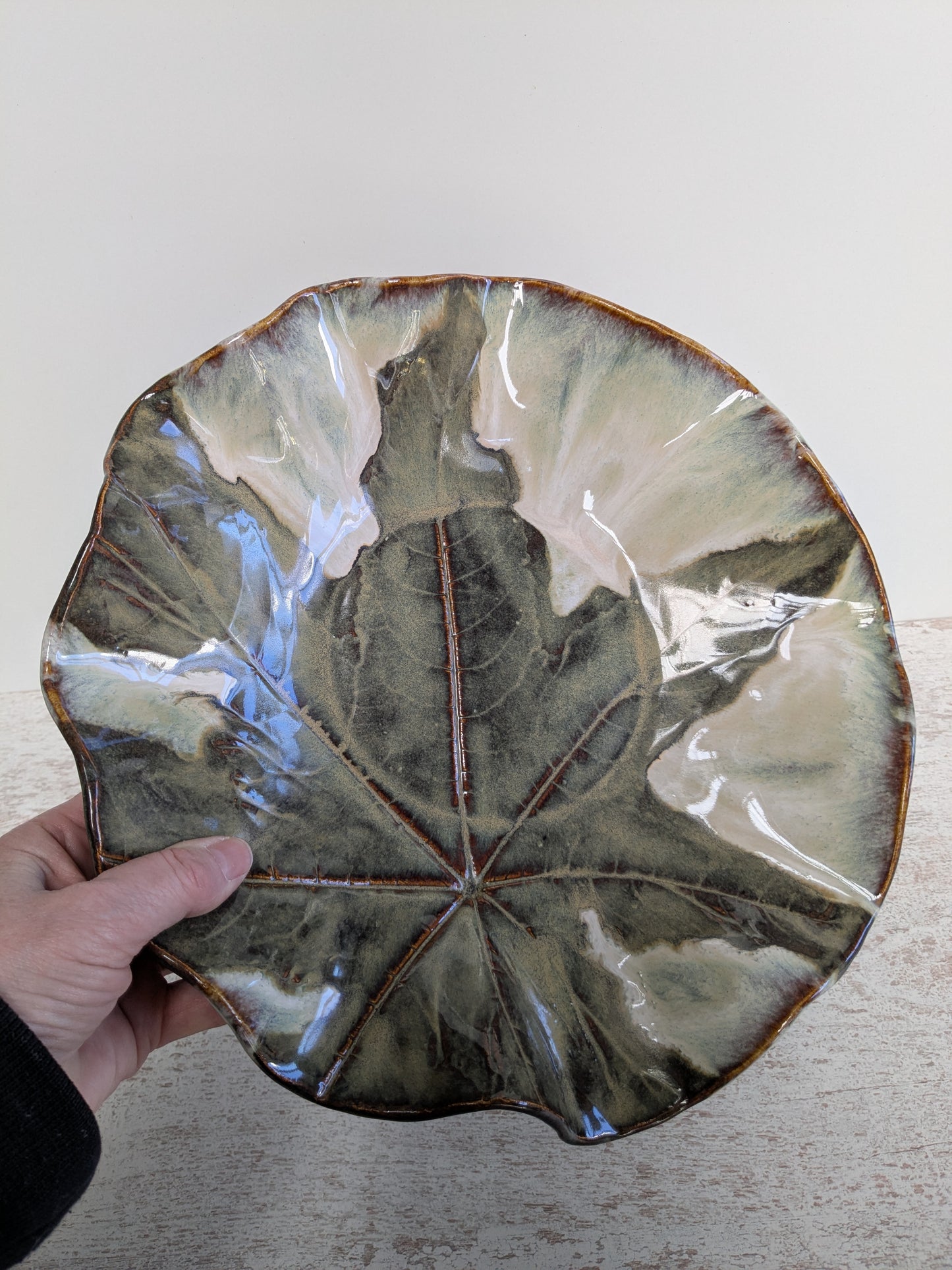 Bladschaal groen/beige met lichte accenten rondom