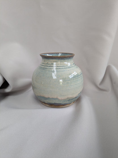 Kleine vaas met lichtbeige/blauwe kleur
