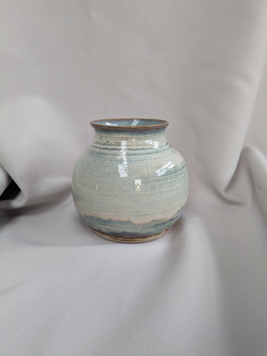Kleine vaas met lichtbeige/blauwe kleur