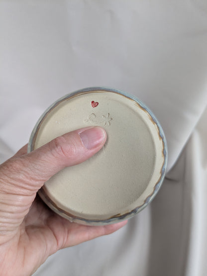 Kleine vaas met lichtbeige/blauwe kleur