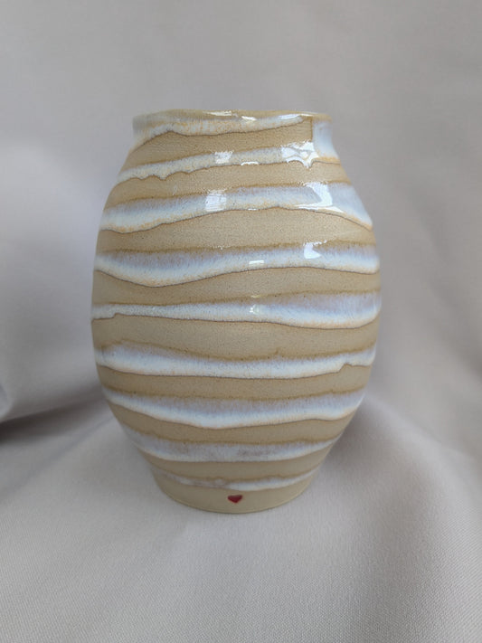 Kleine vaas met lichtbeige witte strepen