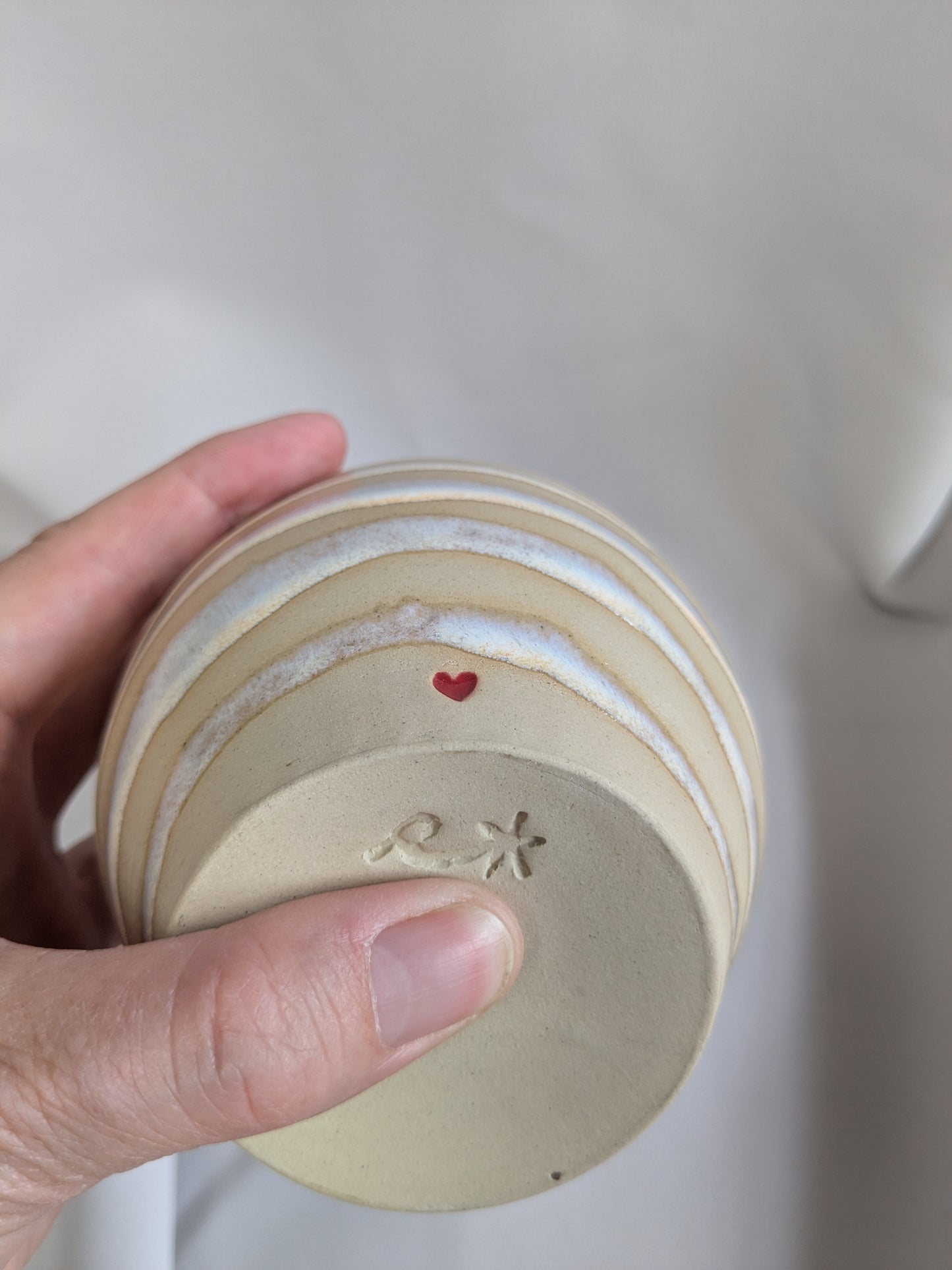 Kleine vaas met lichtbeige witte strepen