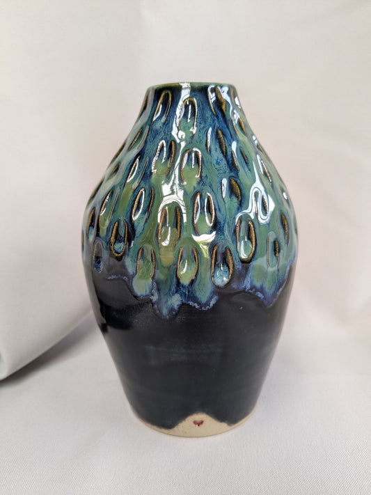 Smalle donkerblauw/groene vaas met reliëf