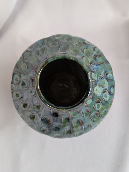 Smalle donkerblauw/groene vaas met reliëf