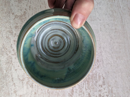 Unieke handgemaakte Keramieken Vaasje voor klein bosje bloemen Turquoise/wit