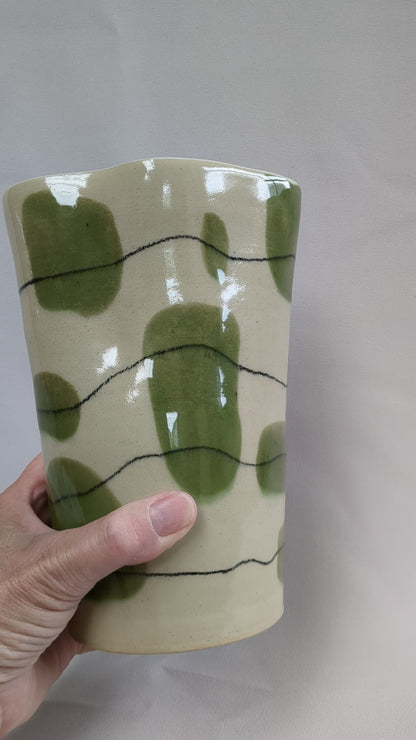 Vaas met  groene decoratie en zwarte lijnen