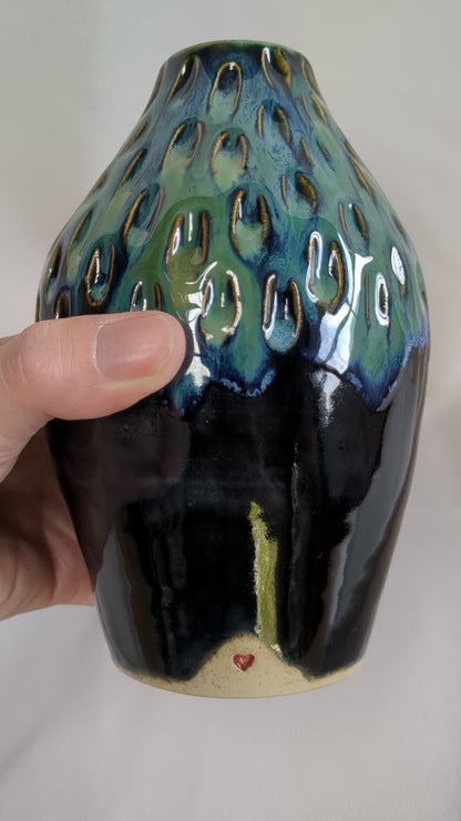 Smalle donkerblauw/groene vaas met reliëf