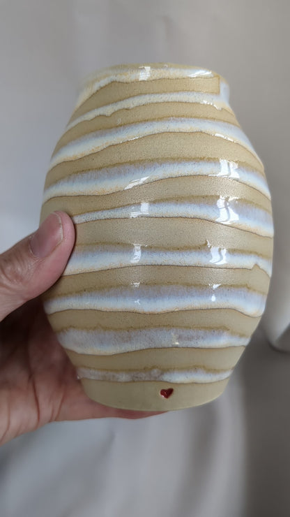 Kleine vaas met lichtbeige witte strepen