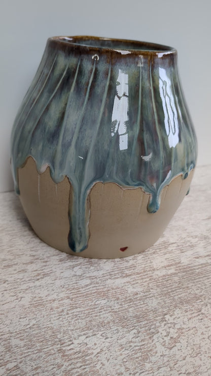 Lichtgroene vaas met 'drips' (Charmant Imperfect)