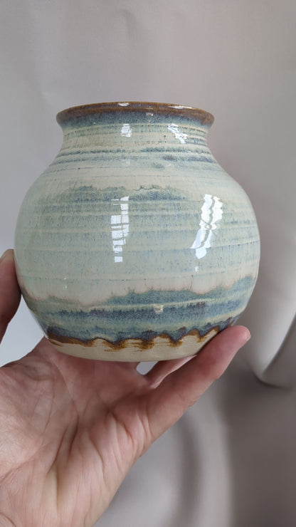 Kleine vaas met lichtbeige/blauwe kleur