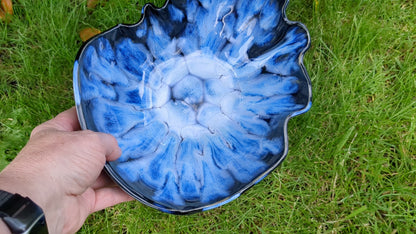 Donkerblauwe schaal met lichtblauwe accenten