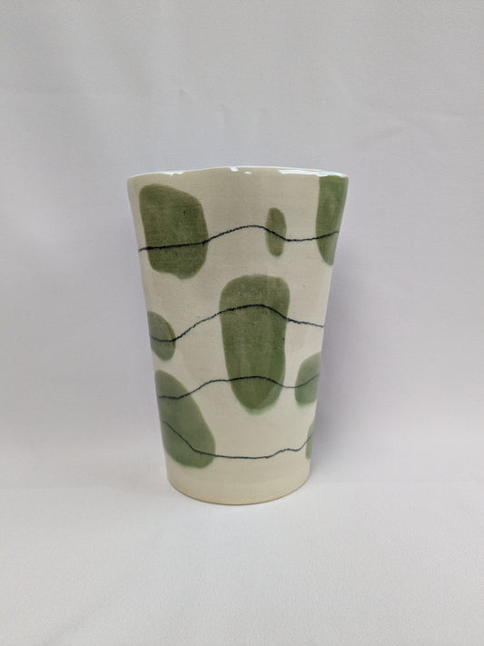 Vaas met  groene decoratie en zwarte lijnen